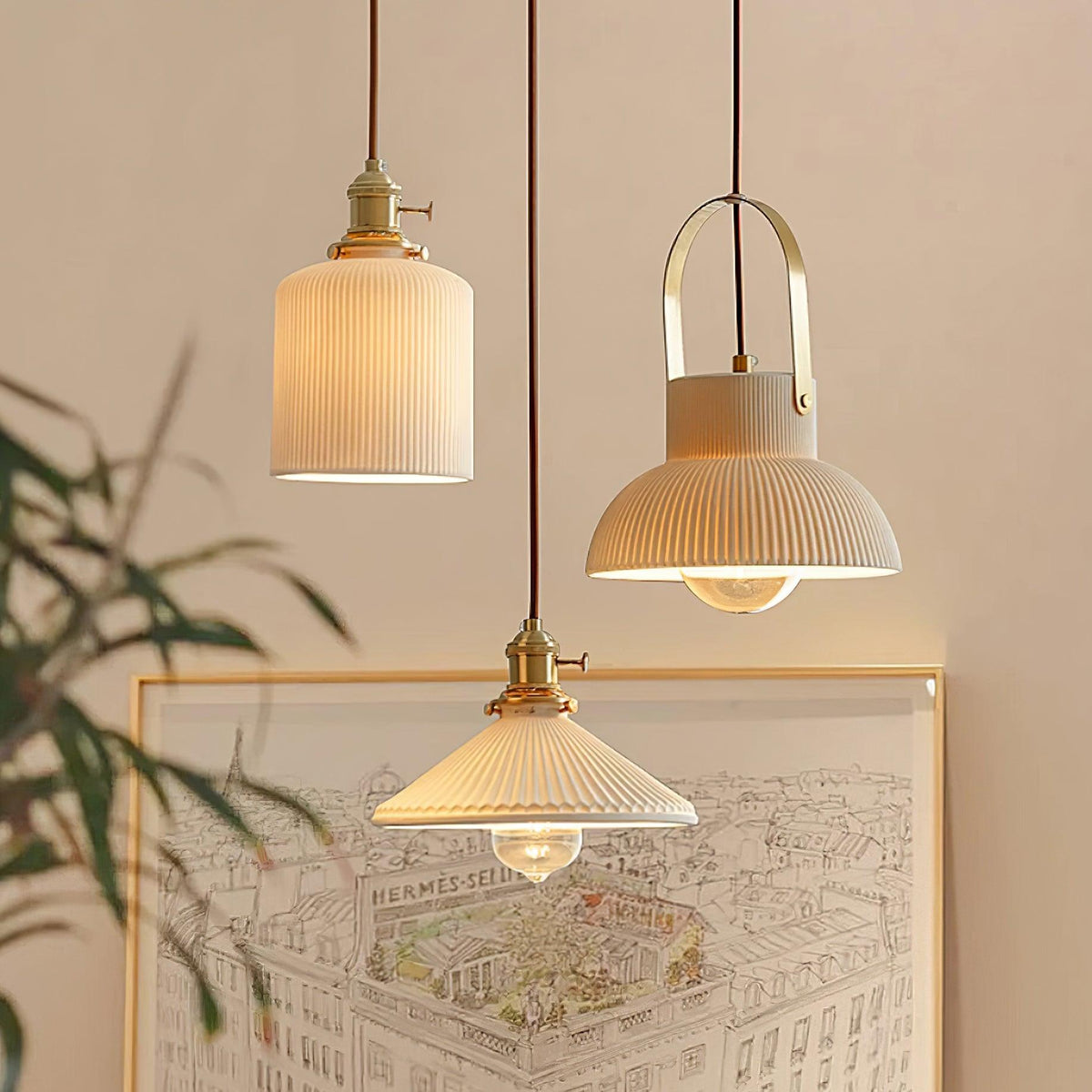 Hanglamp met ribbelstructuur in wit keramiek en messing handvat