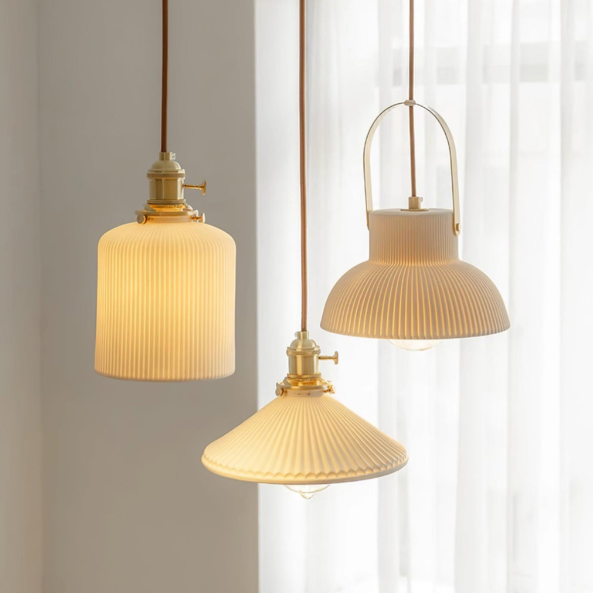 Hanglamp met ribbelstructuur in wit keramiek en messing handvat
