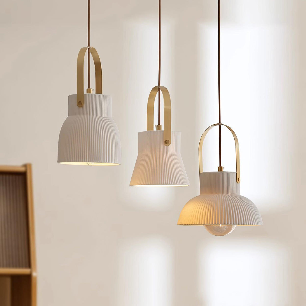 Hanglamp met ribbelstructuur in wit keramiek en messing handvat
