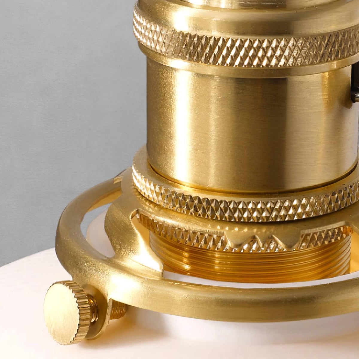 Hanglamp met ribbelstructuur in wit keramiek en messing handvat