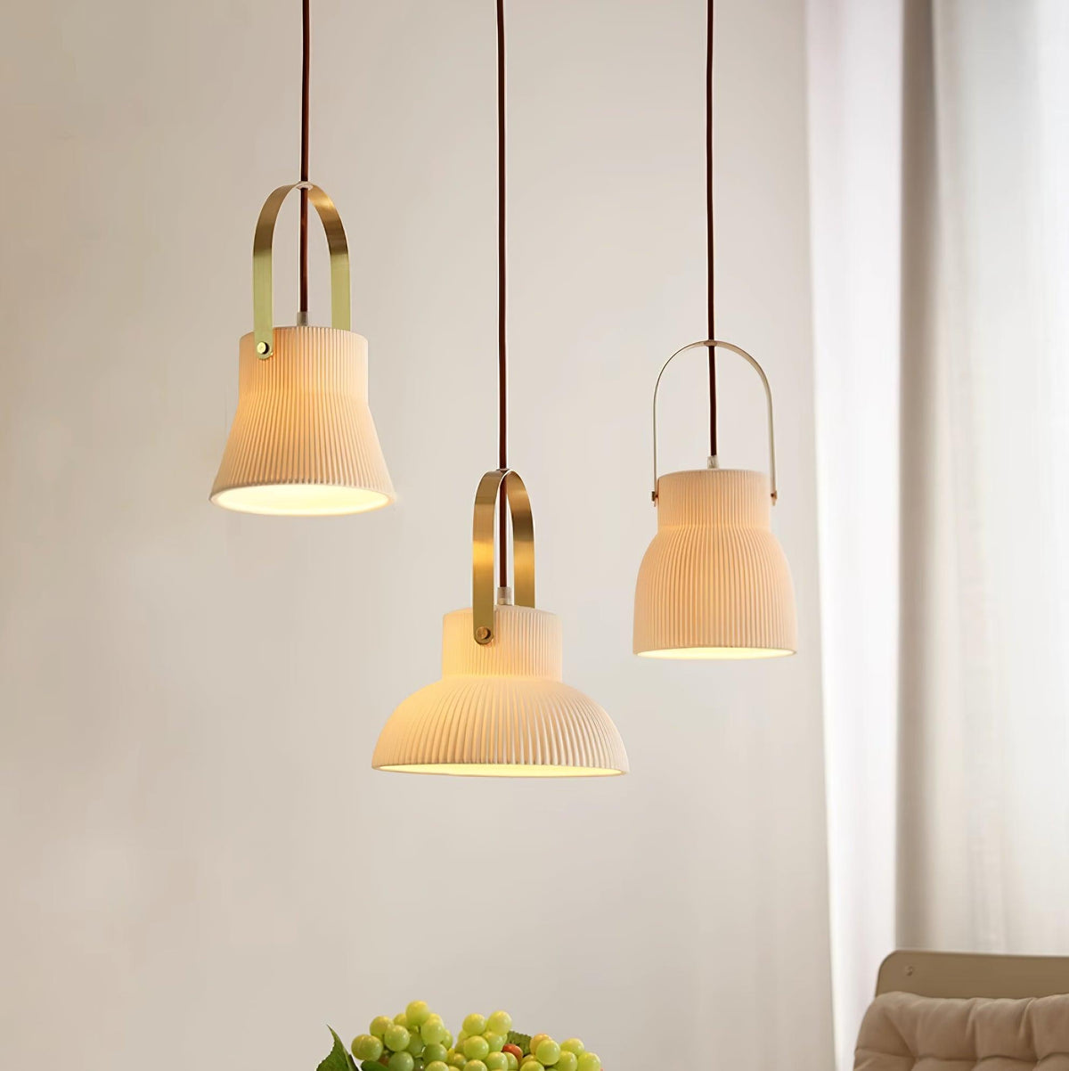 Hanglamp met ribbelstructuur in wit keramiek en messing handvat