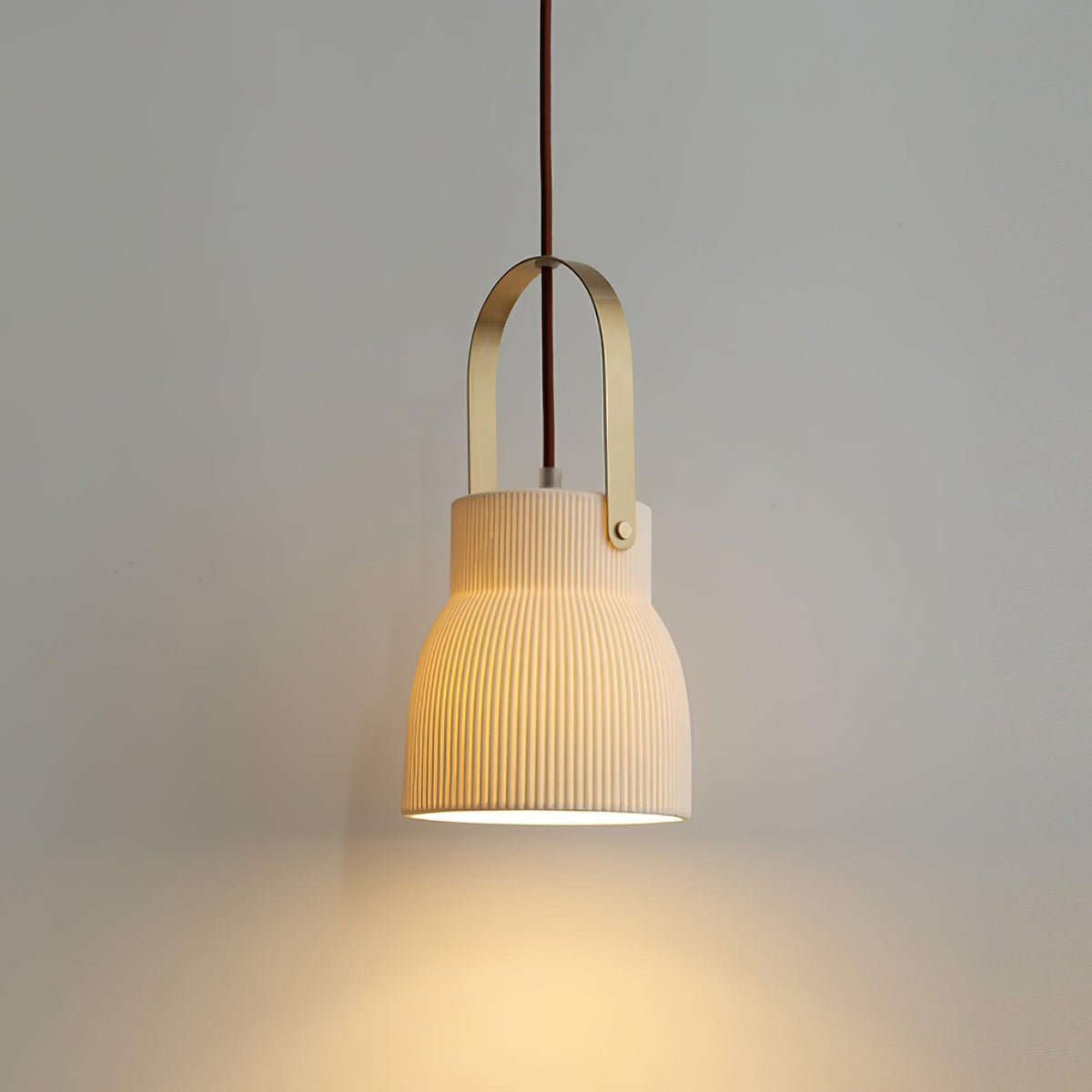 Hanglamp met ribbelstructuur in wit keramiek en messing handvat
