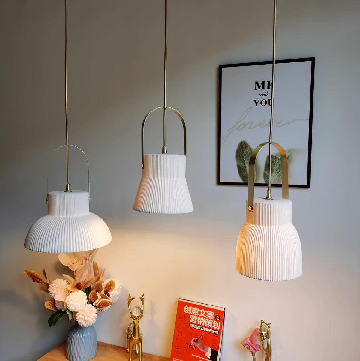 Hanglamp met ribbelstructuur in wit keramiek en messing handvat