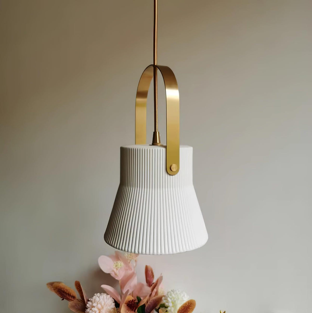 Hanglamp met ribbelstructuur in wit keramiek en messing handvat
