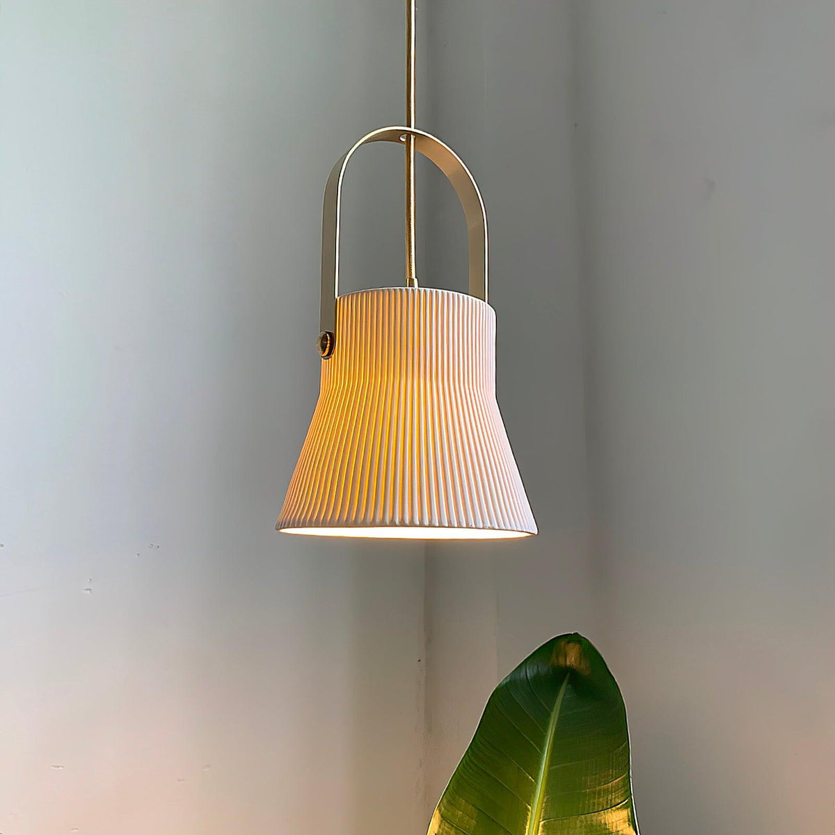 Hanglamp met ribbelstructuur in wit keramiek en messing handvat
