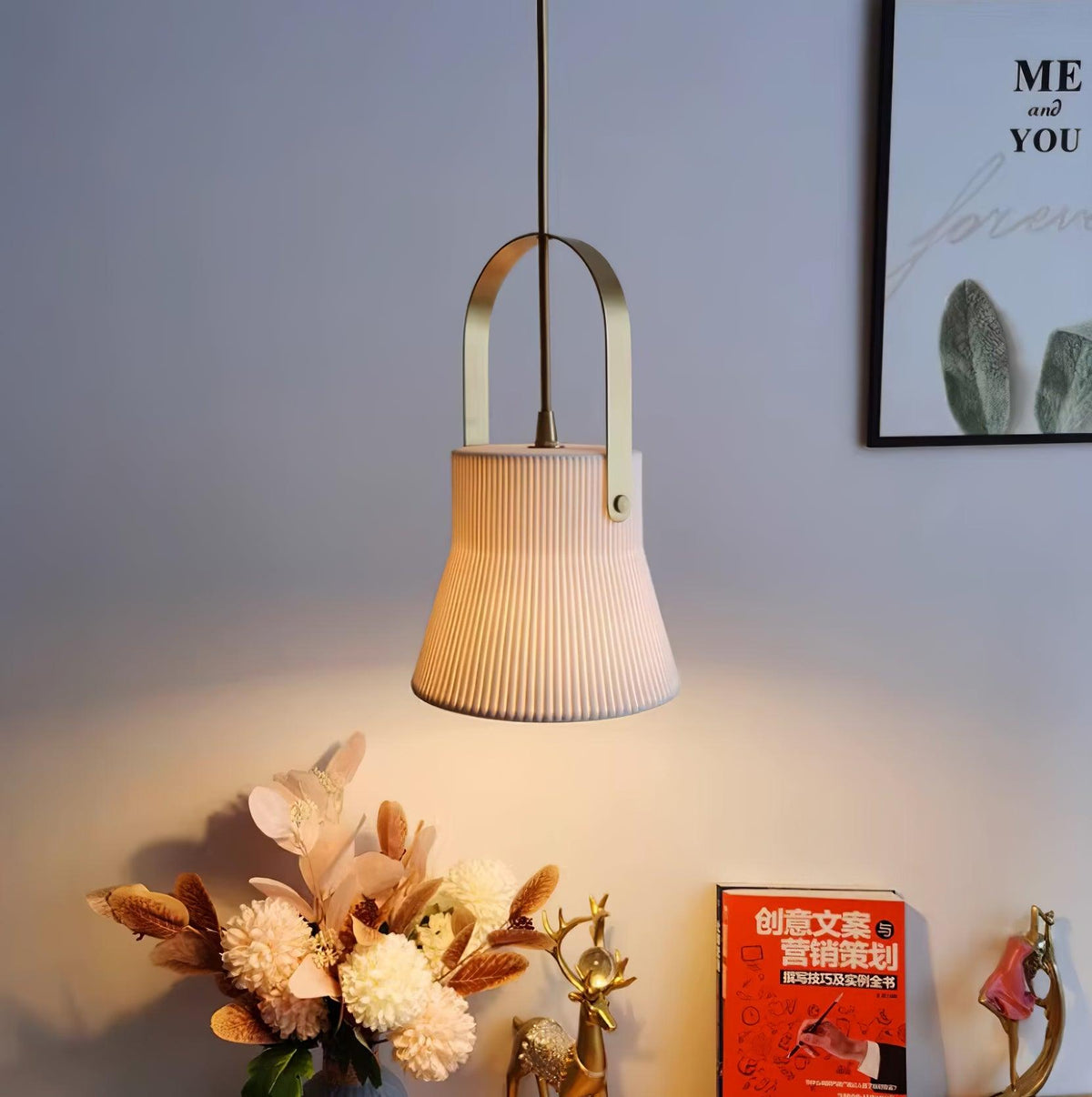 Hanglamp met ribbelstructuur in wit keramiek en messing handvat