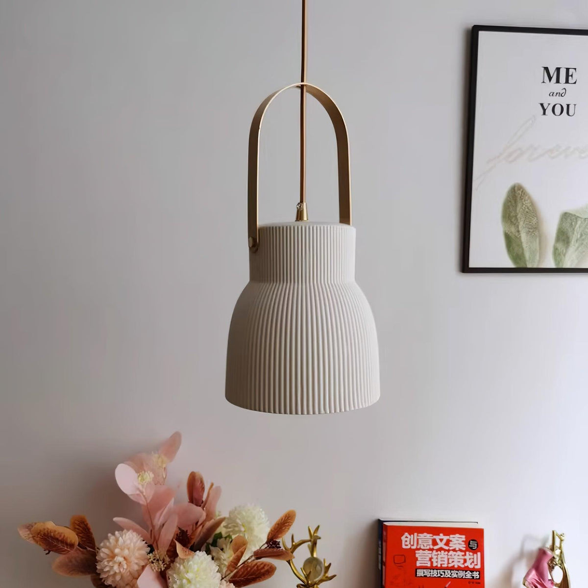 Hanglamp met ribbelstructuur in wit keramiek en messing handvat