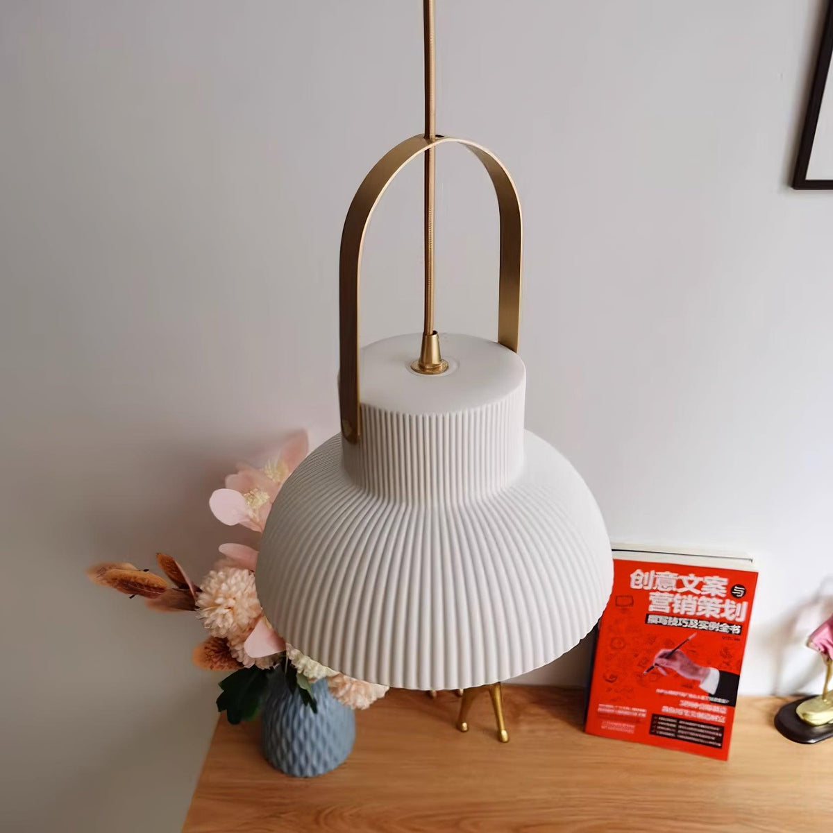 Hanglamp met ribbelstructuur in wit keramiek en messing handvat