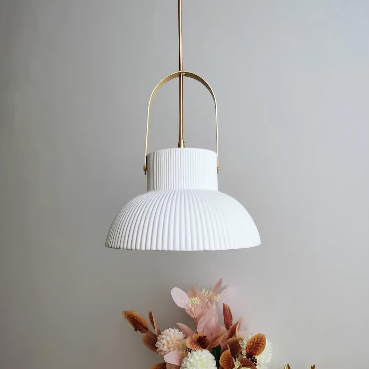 Hanglamp met ribbelstructuur in wit keramiek en messing handvat