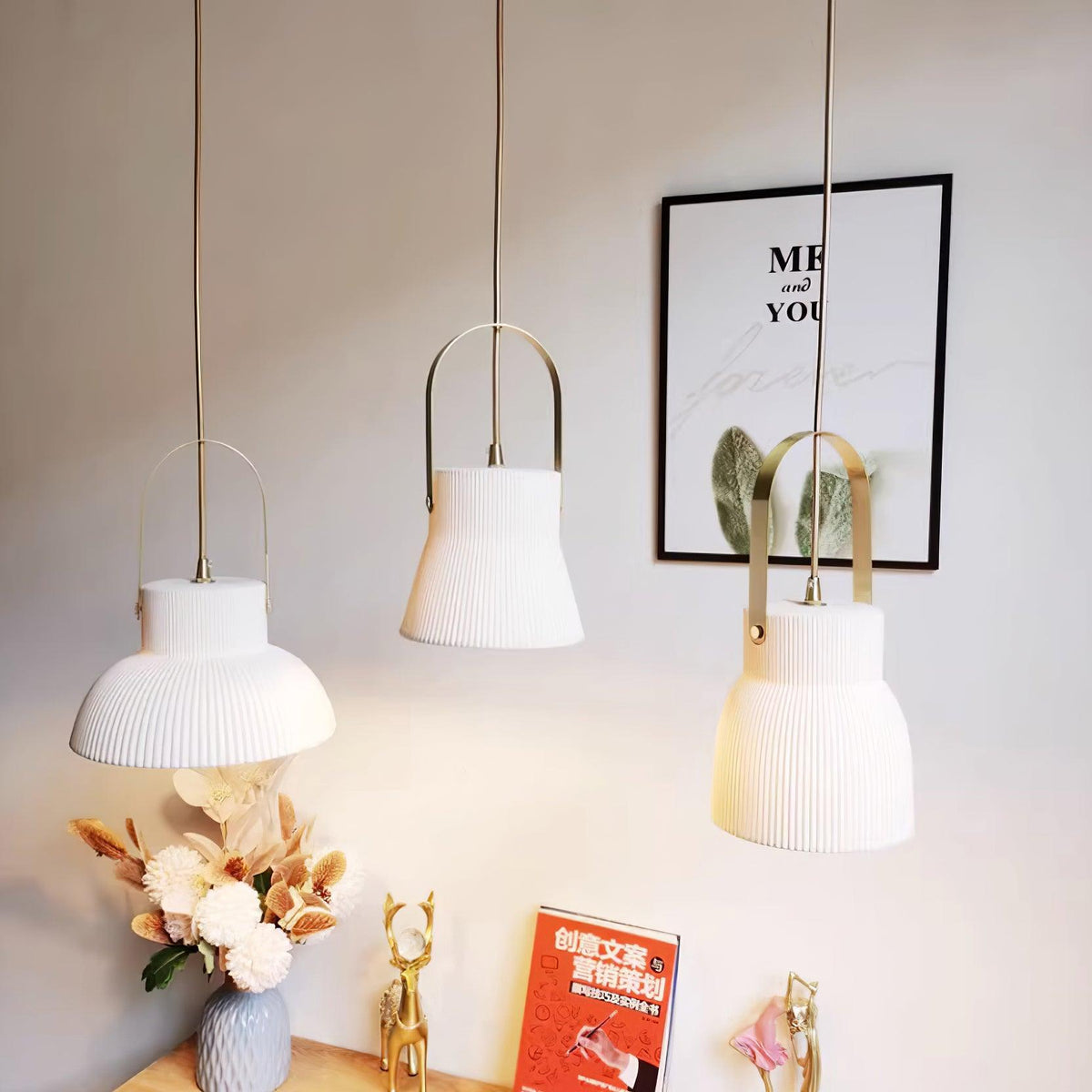 Hanglamp met ribbelstructuur in wit keramiek en messing handvat
