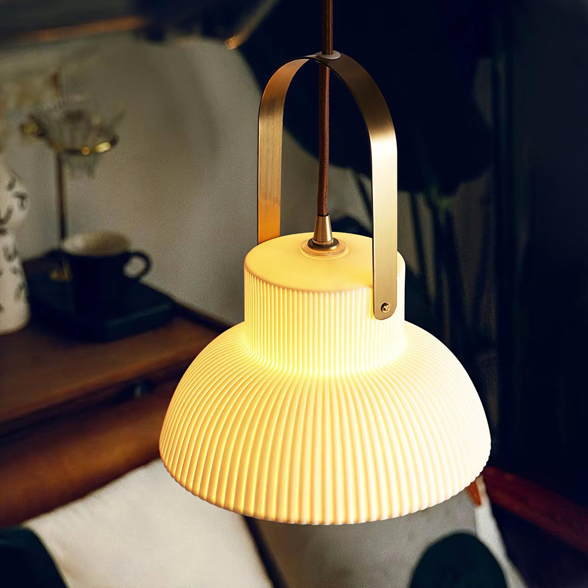 Hanglamp met ribbelstructuur in wit keramiek en messing handvat