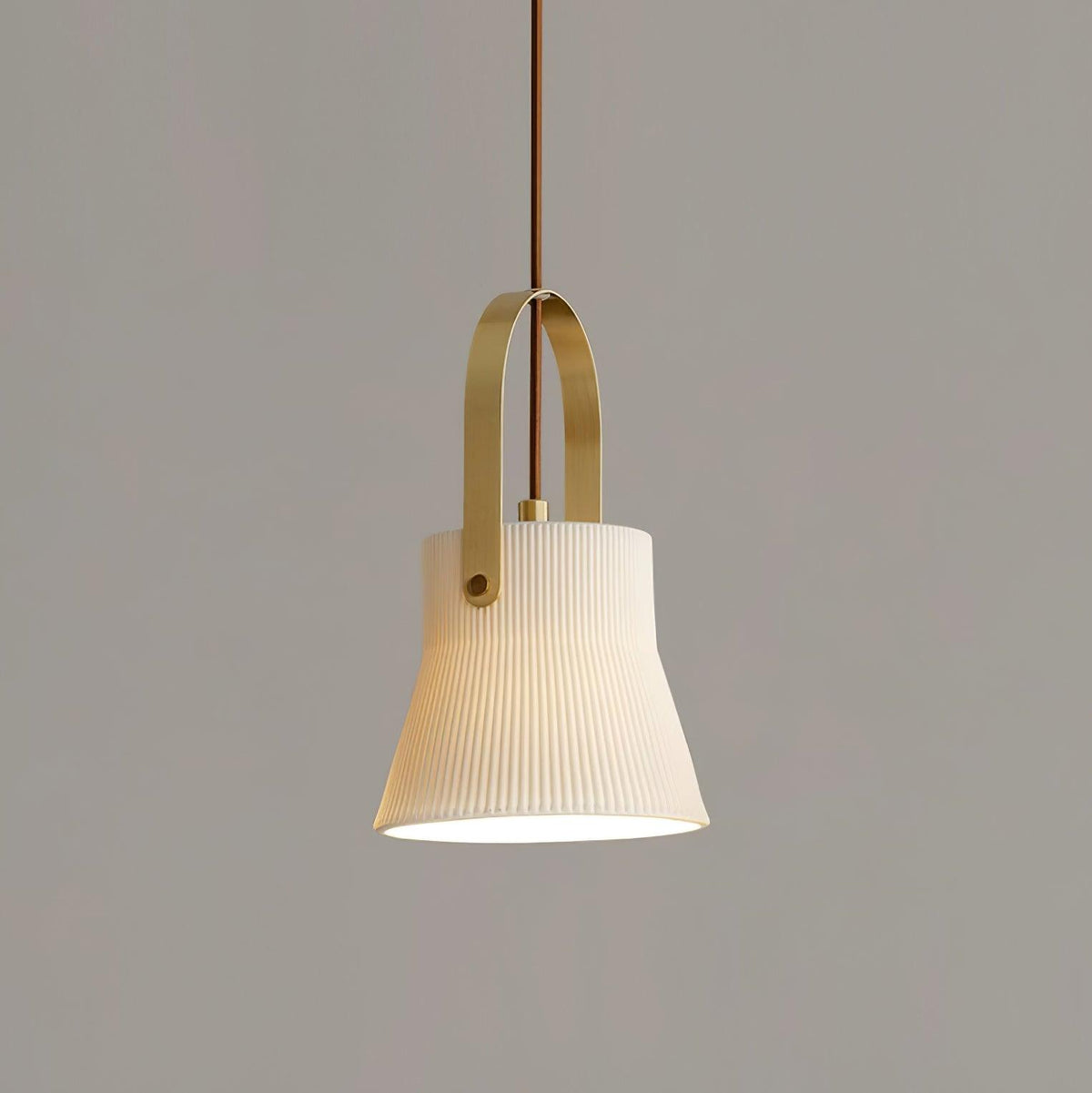 Hanglamp met ribbelstructuur in wit keramiek en messing handvat