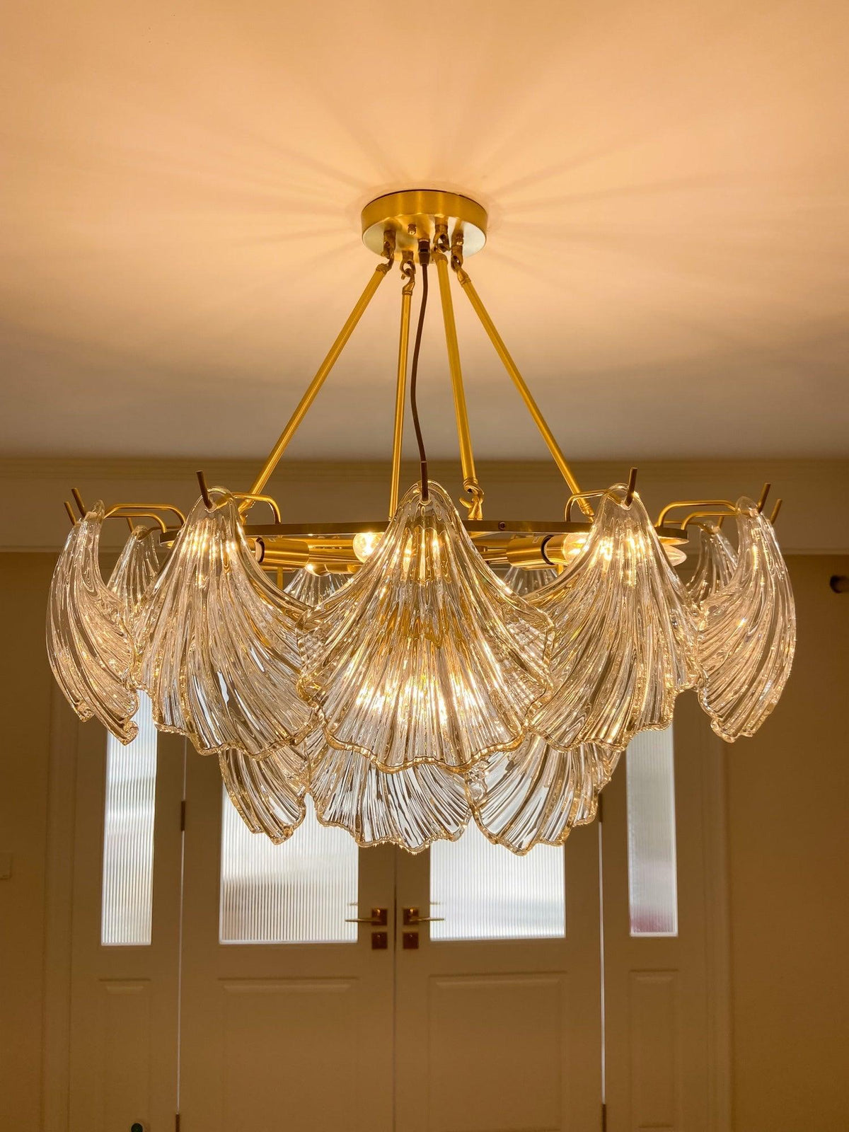 Veluaya plafondlamp met ribbelvormige glazen kap in goudkleurige afwerking