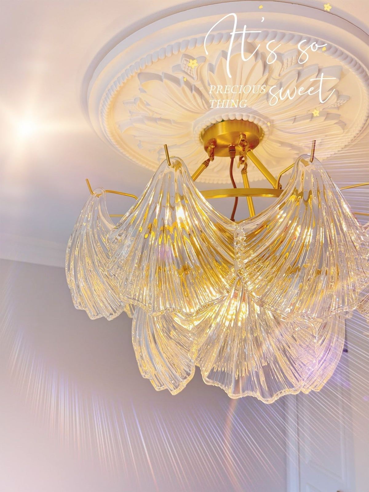 Veluaya plafondlamp met ribbelvormige glazen kap in goudkleurige afwerking