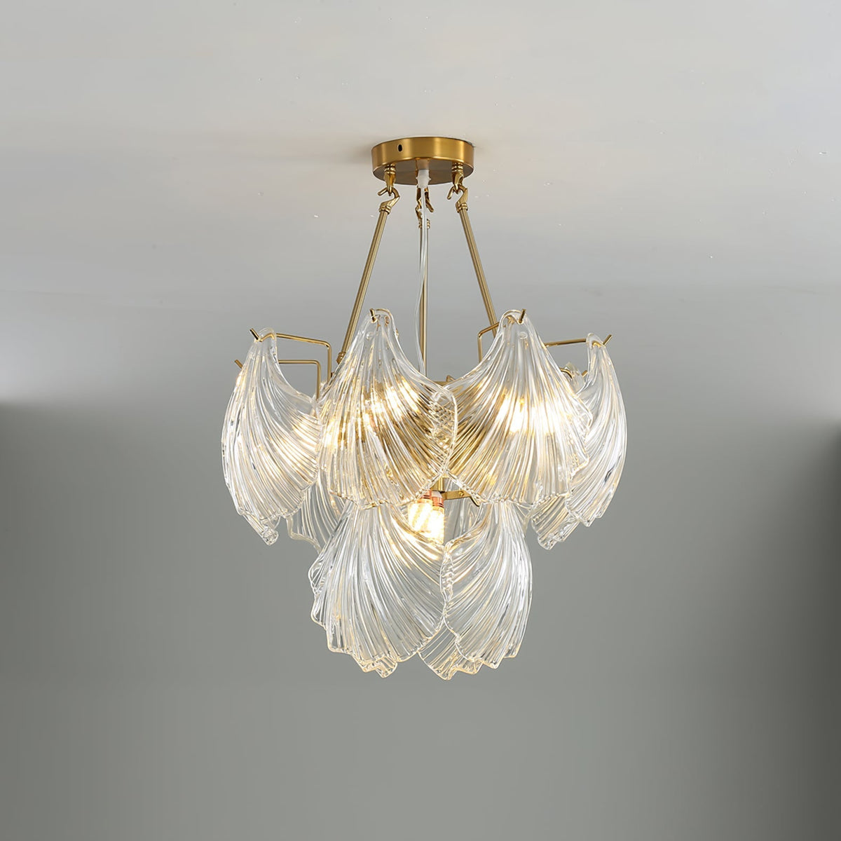 Veluaya plafondlamp met ribbelvormige glazen kap in goudkleurige afwerking