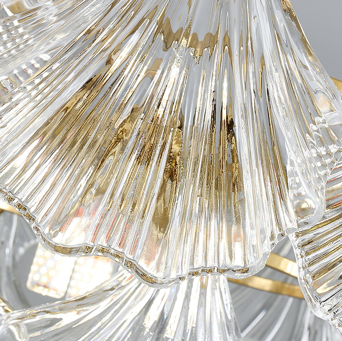 Veluaya plafondlamp met ribbelvormige glazen kap in goudkleurige afwerking
