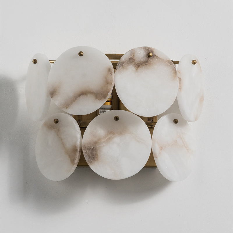 Nivivaya wandlamp met albastkap in messingafwerking