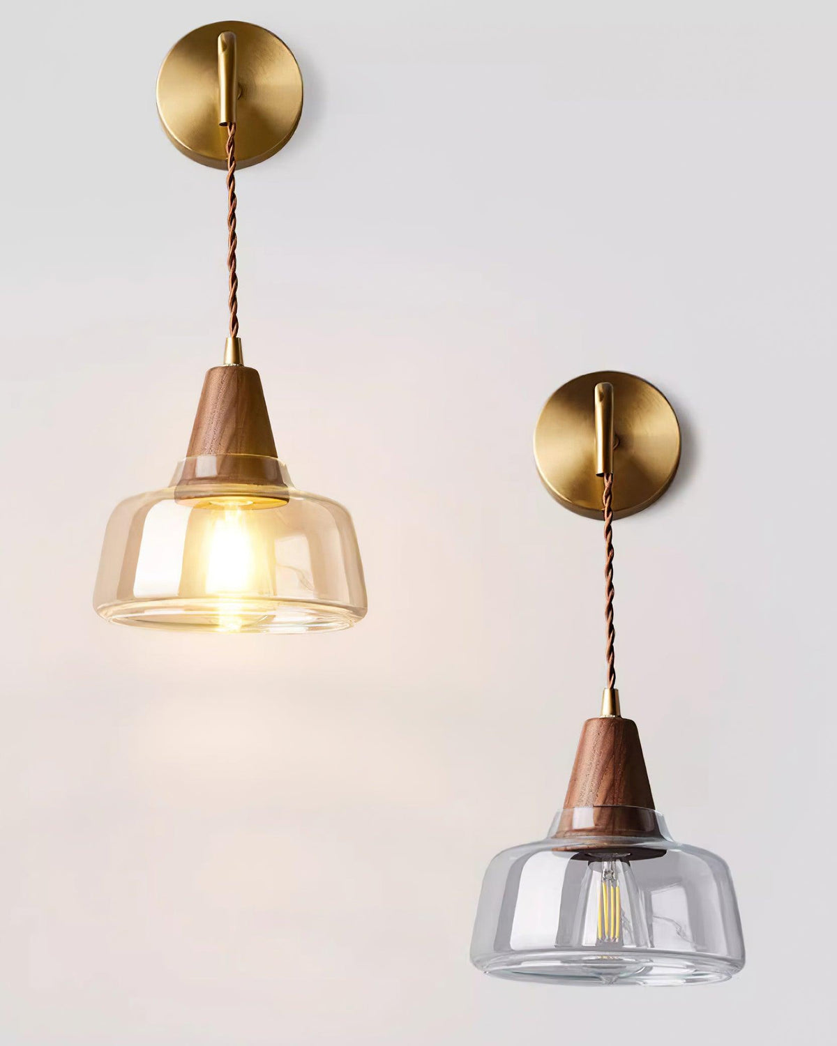 Moderne wandlamp met amberkleurig glas en walnoothouten accent