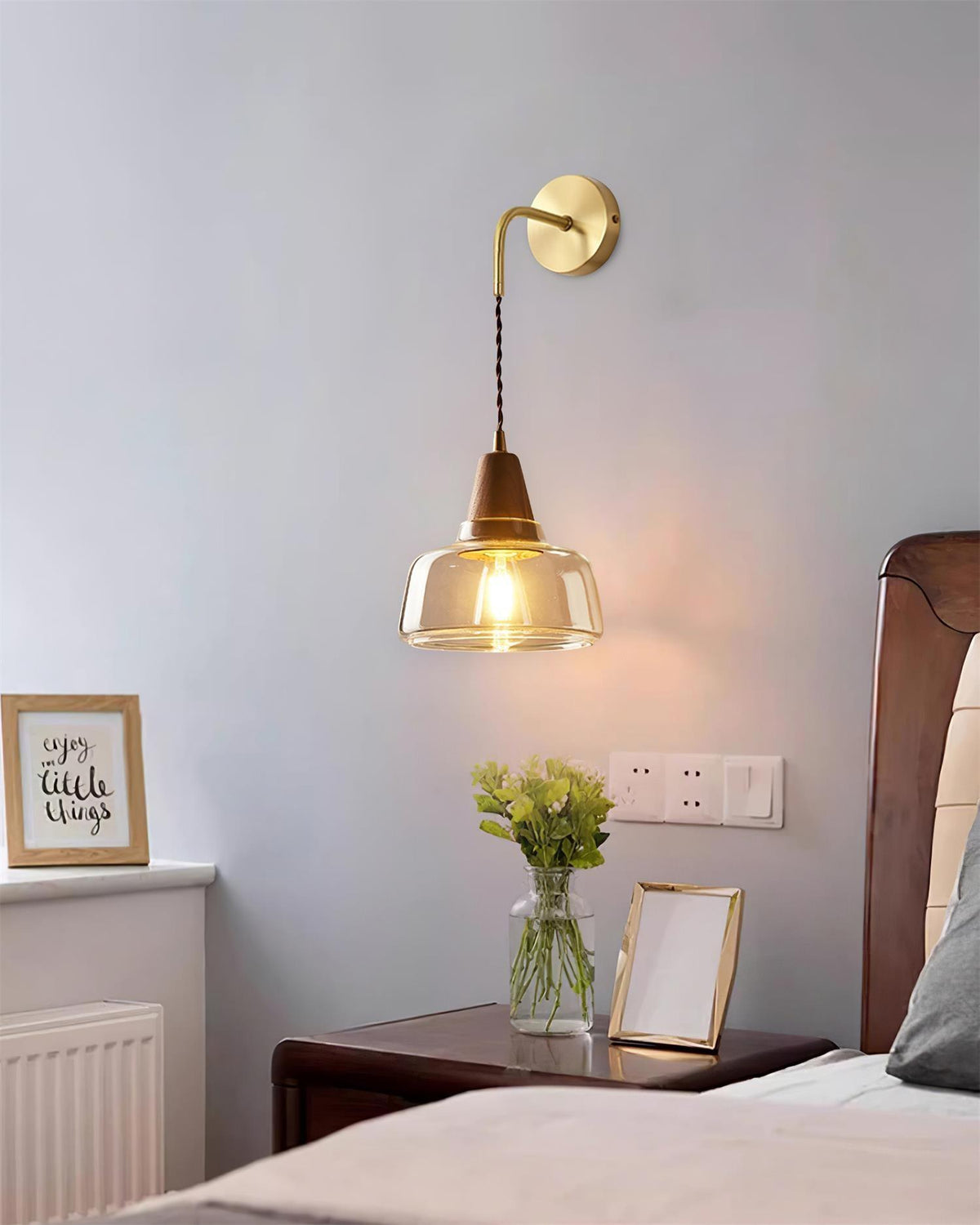 Moderne wandlamp met amberkleurig glas en walnoothouten accent