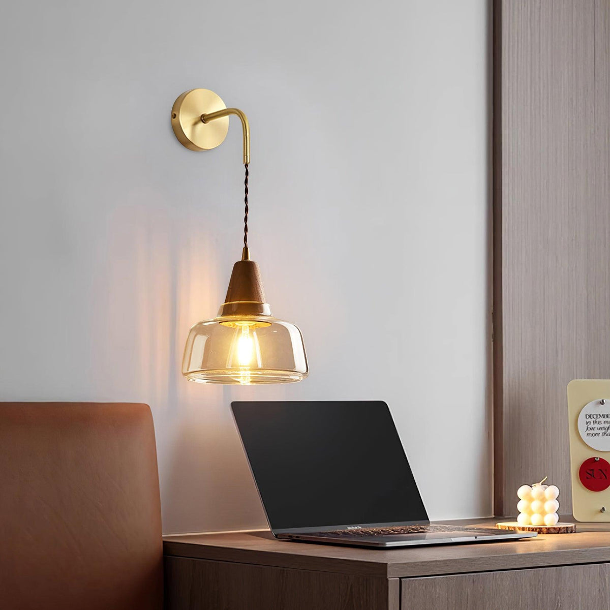 Moderne wandlamp met amberkleurig glas en walnoothouten accent