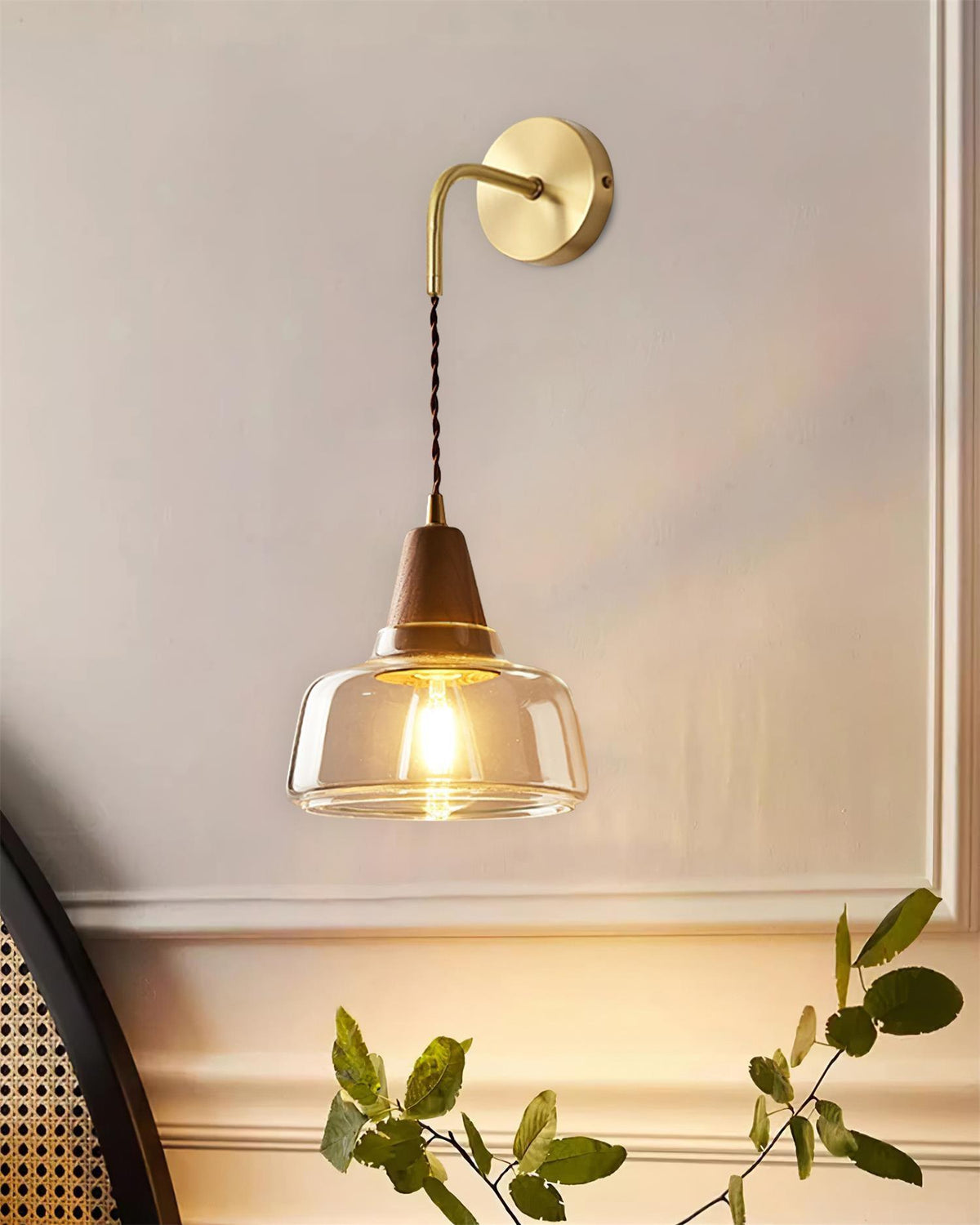 Moderne wandlamp met amberkleurig glas en walnoothouten accent