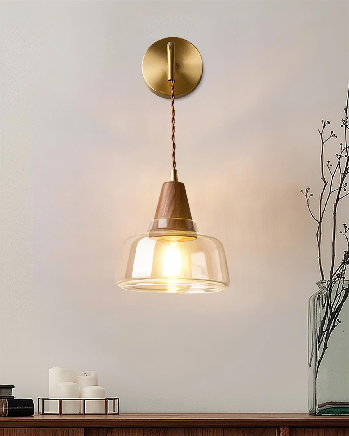 Moderne wandlamp met amberkleurig glas en walnoothouten accent