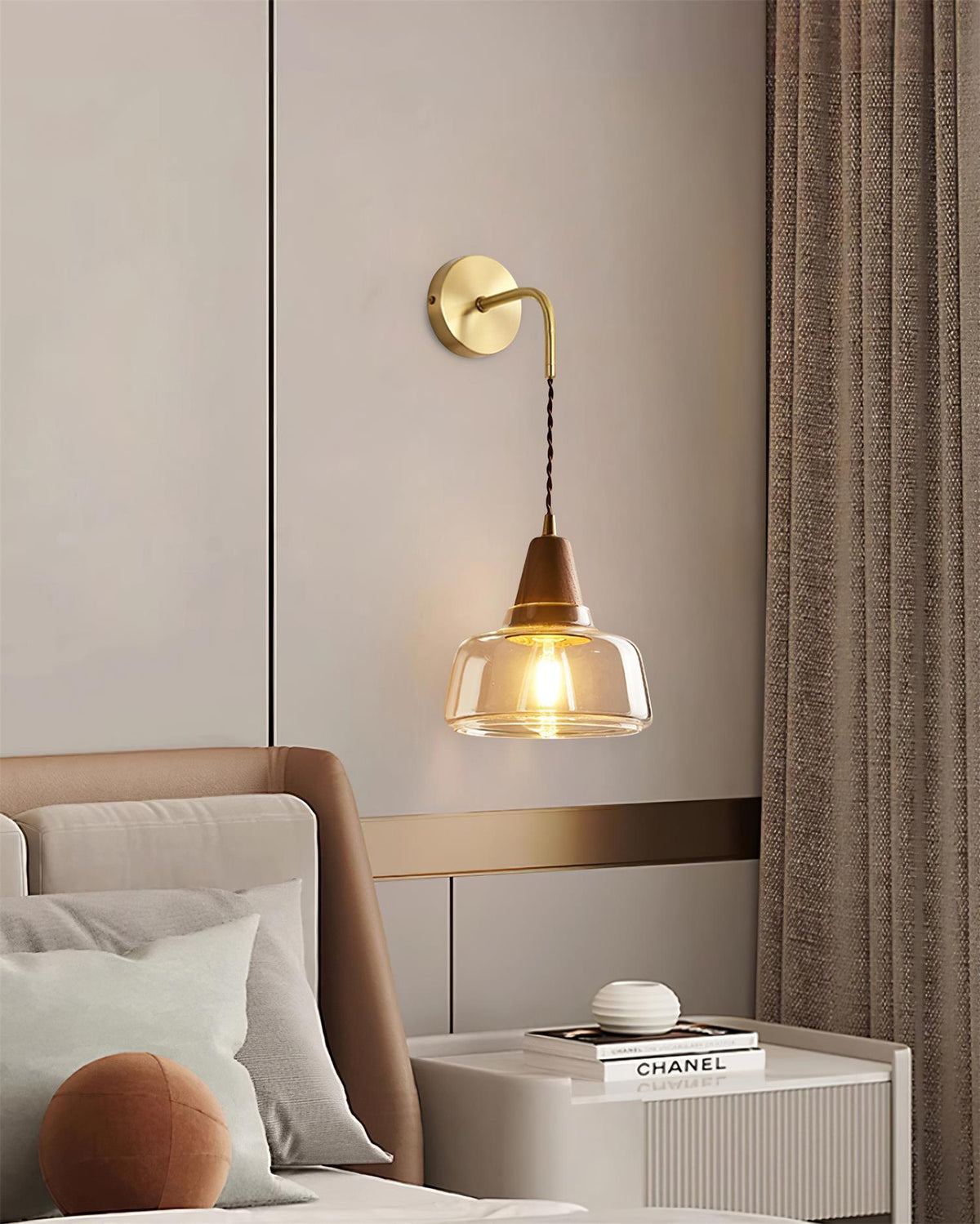 Moderne wandlamp met amberkleurig glas en walnoothouten accent