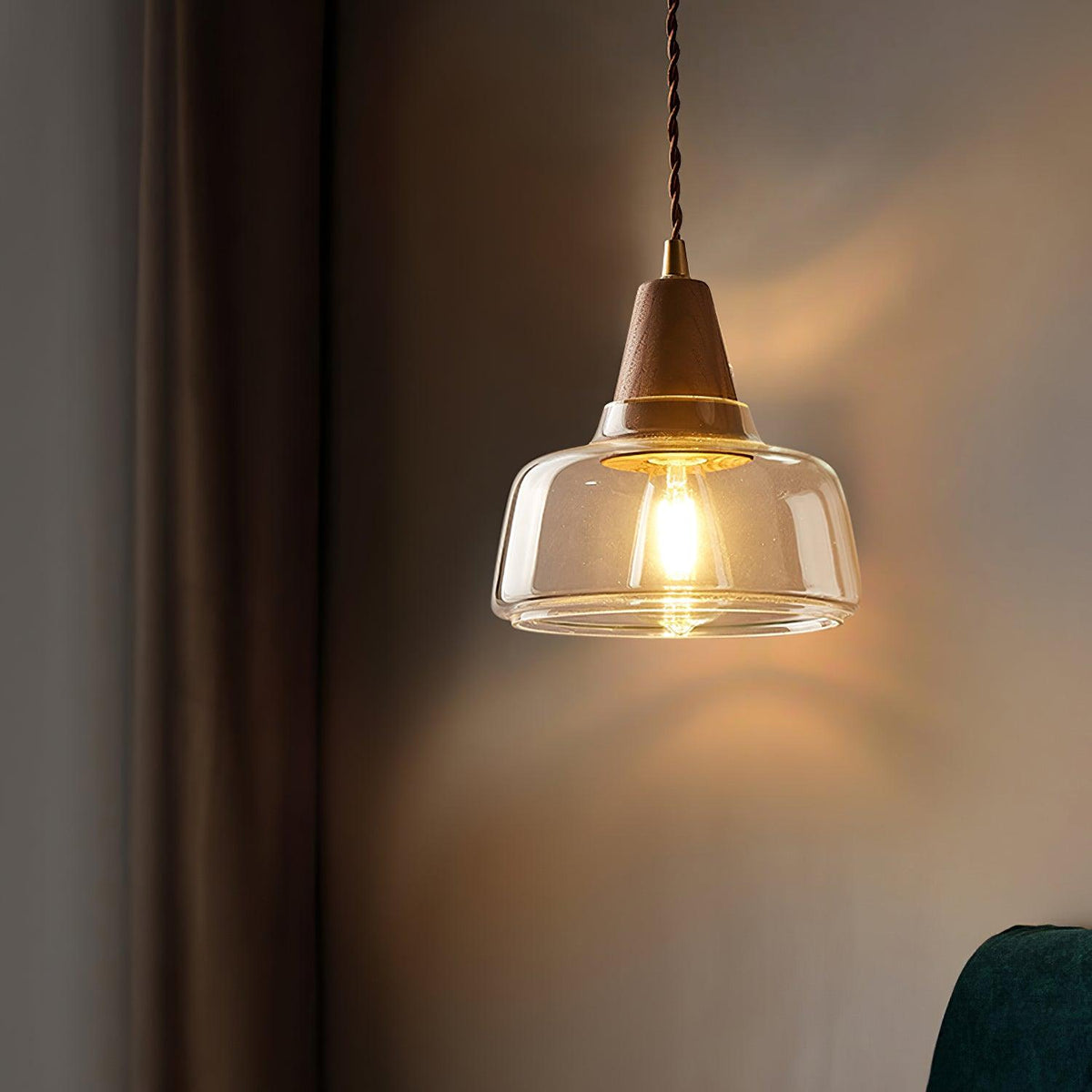 Moderne wandlamp met amberkleurig glas en walnoothouten accent