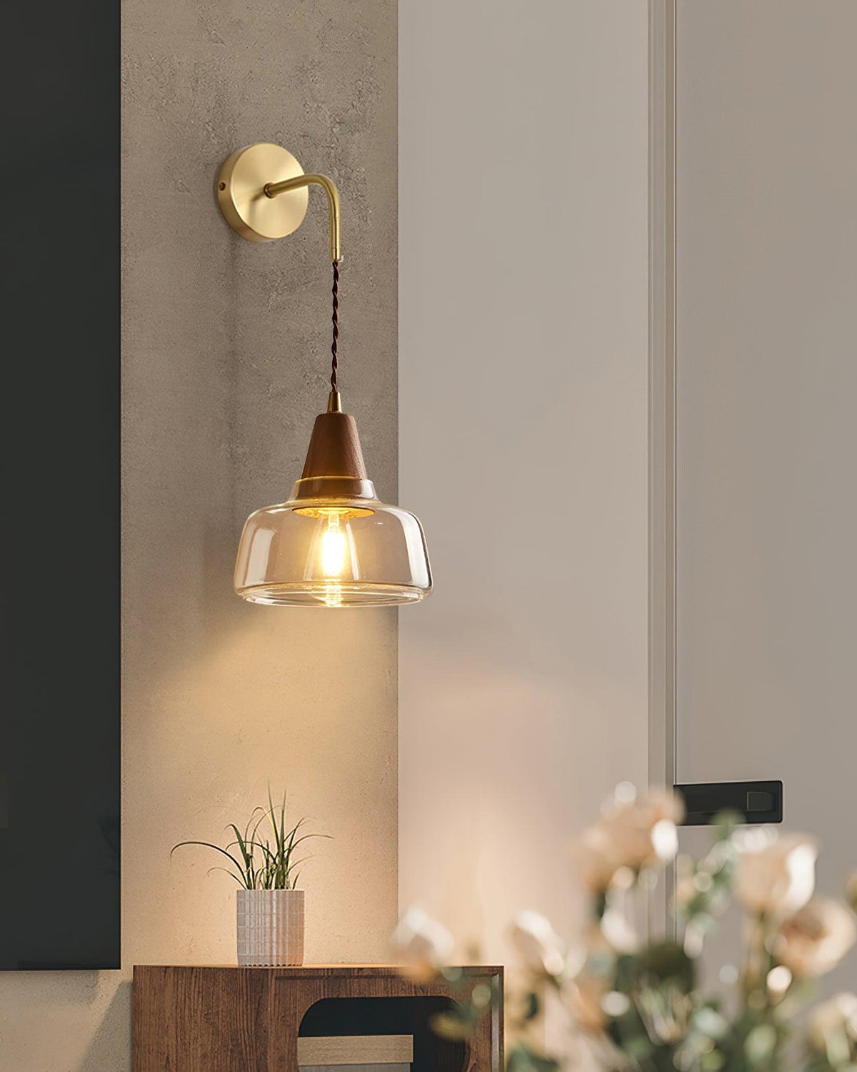 Moderne wandlamp met amberkleurig glas en walnoothouten accent