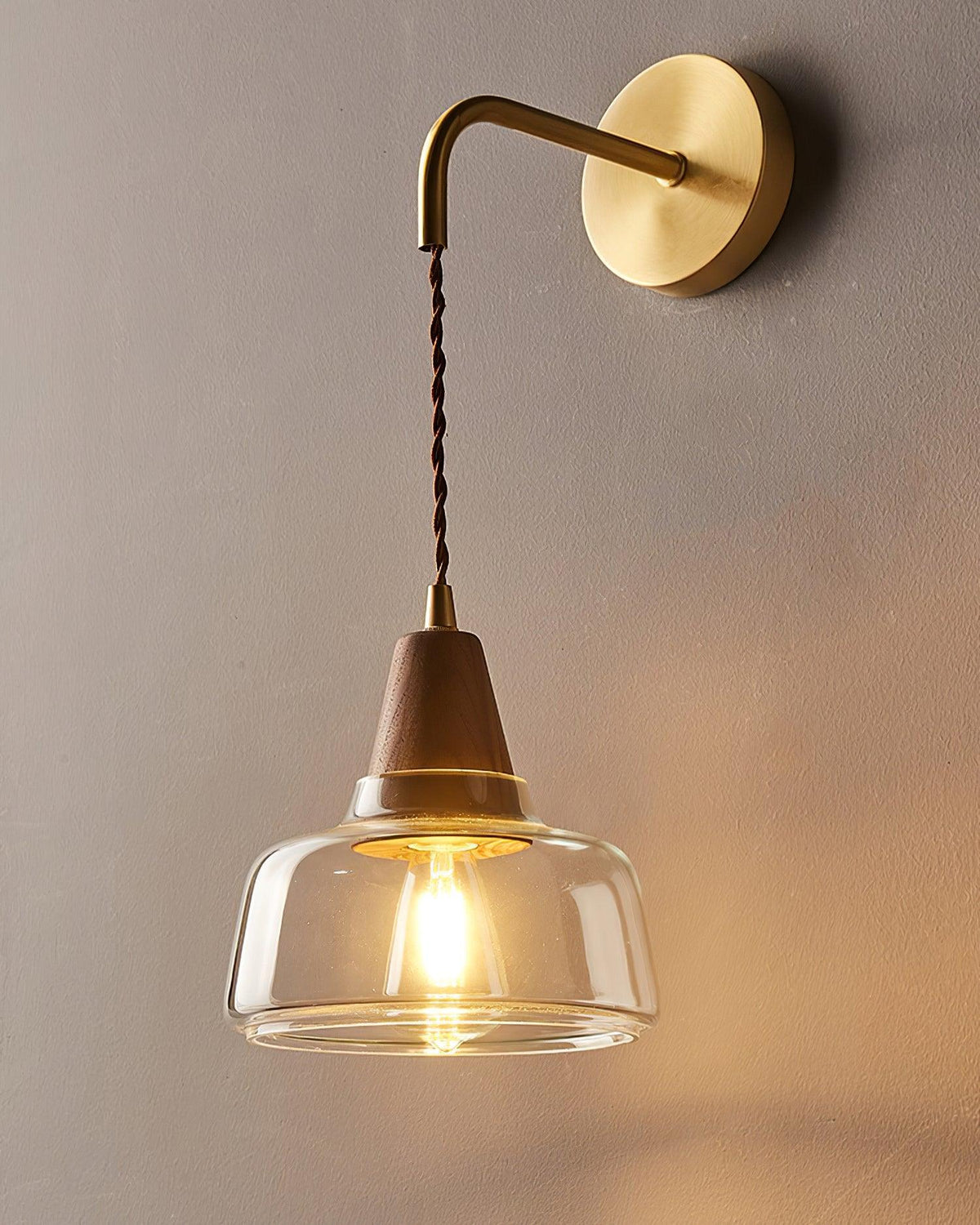 Moderne wandlamp met amberkleurig glas en walnoothouten accent