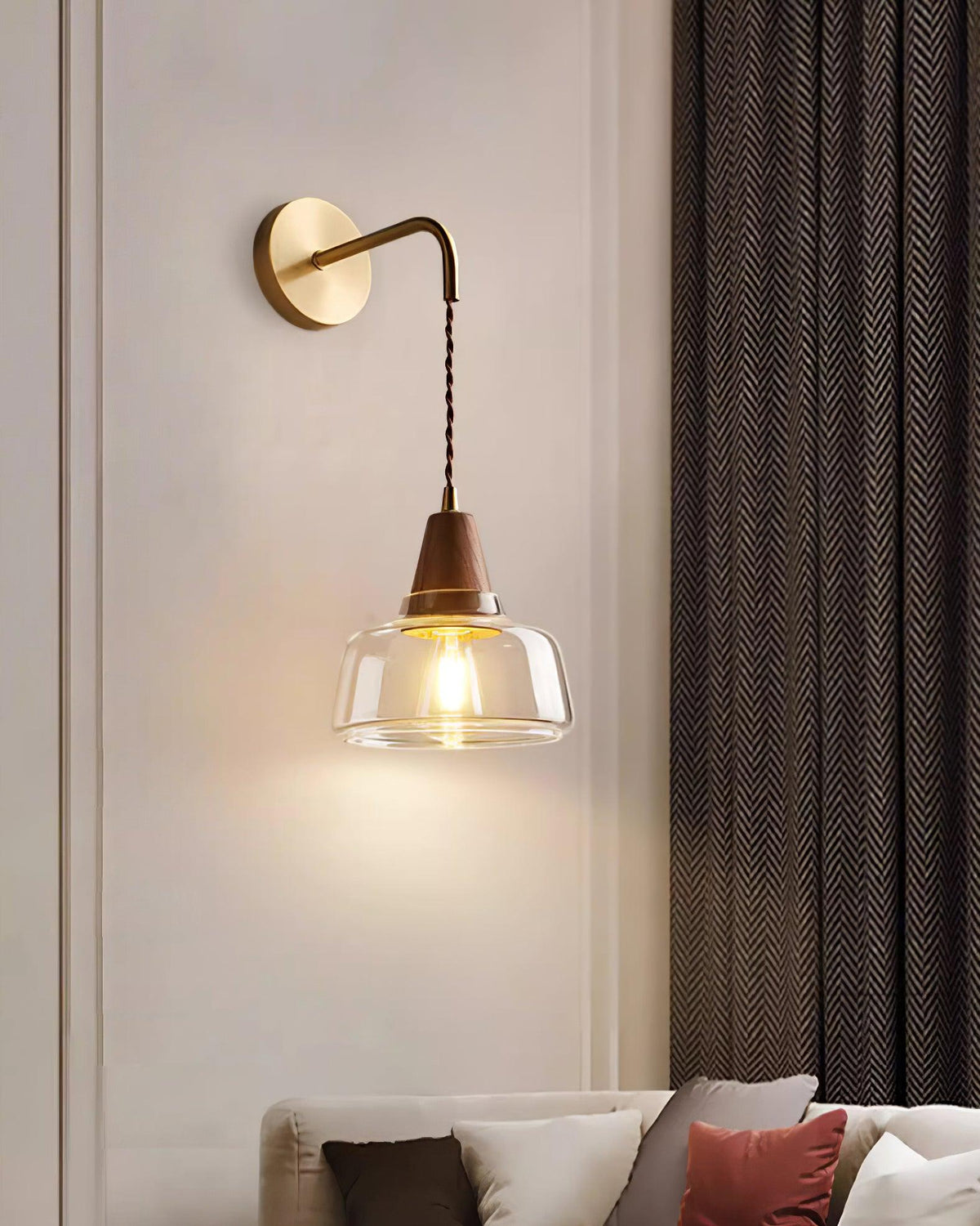 Moderne wandlamp met amberkleurig glas en walnoothouten accent
