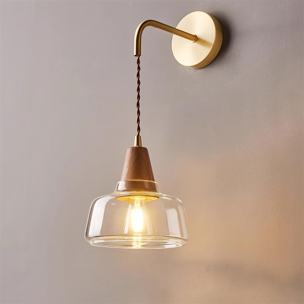Moderne wandlamp met amberkleurig glas en walnoothouten accent