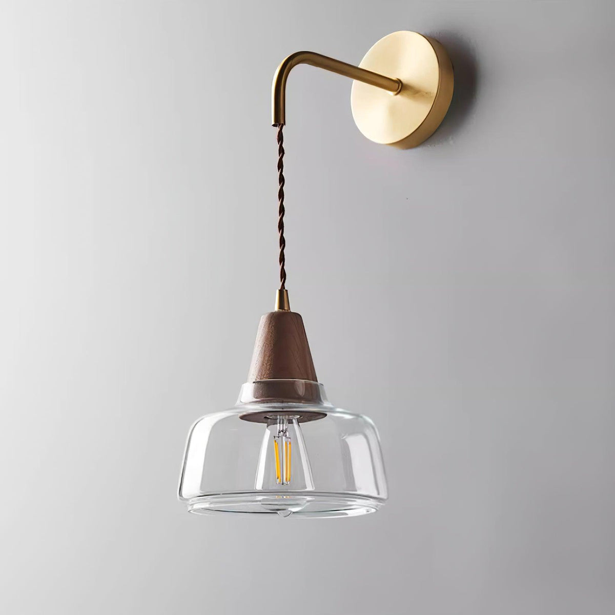 Moderne wandlamp met amberkleurig glas en walnoothouten accent