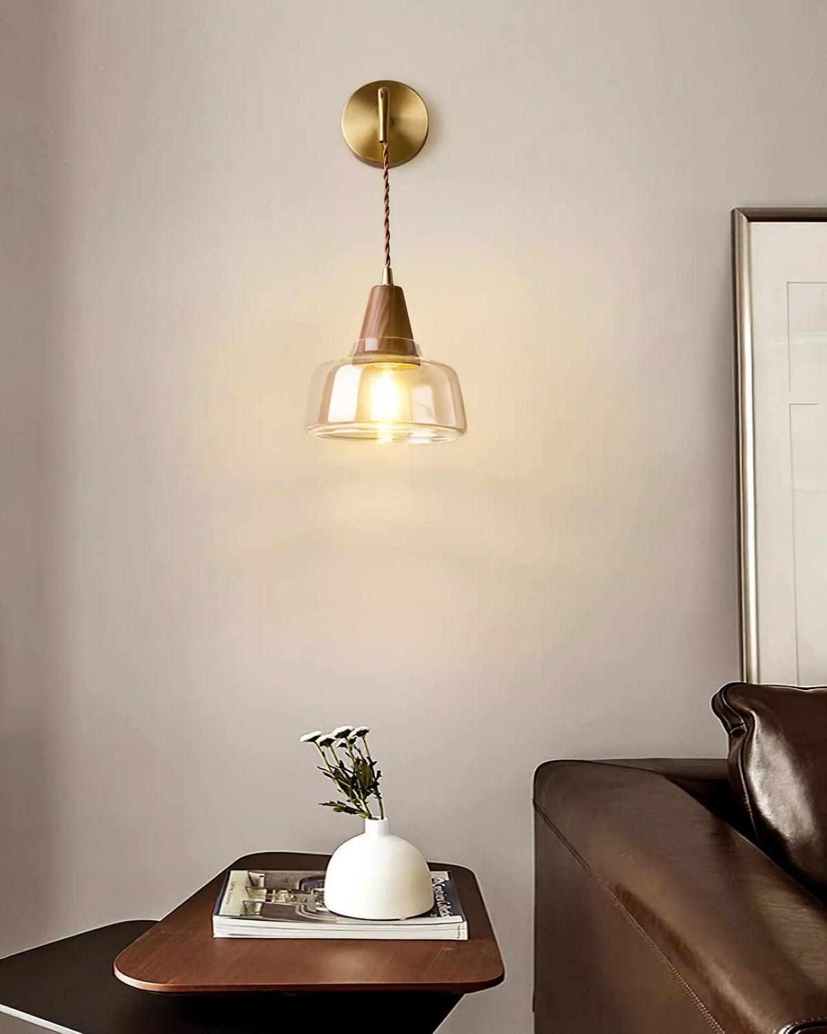 Moderne wandlamp met amberkleurig glas en walnoothouten accent