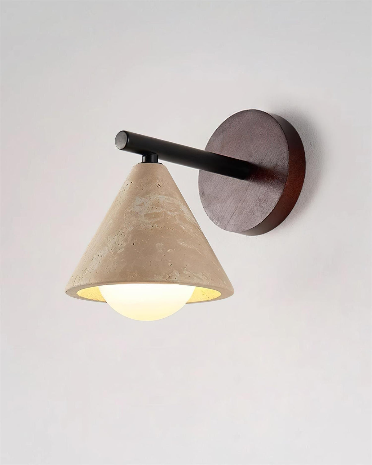Varen wandlamp driehoekige conische kap van travertin