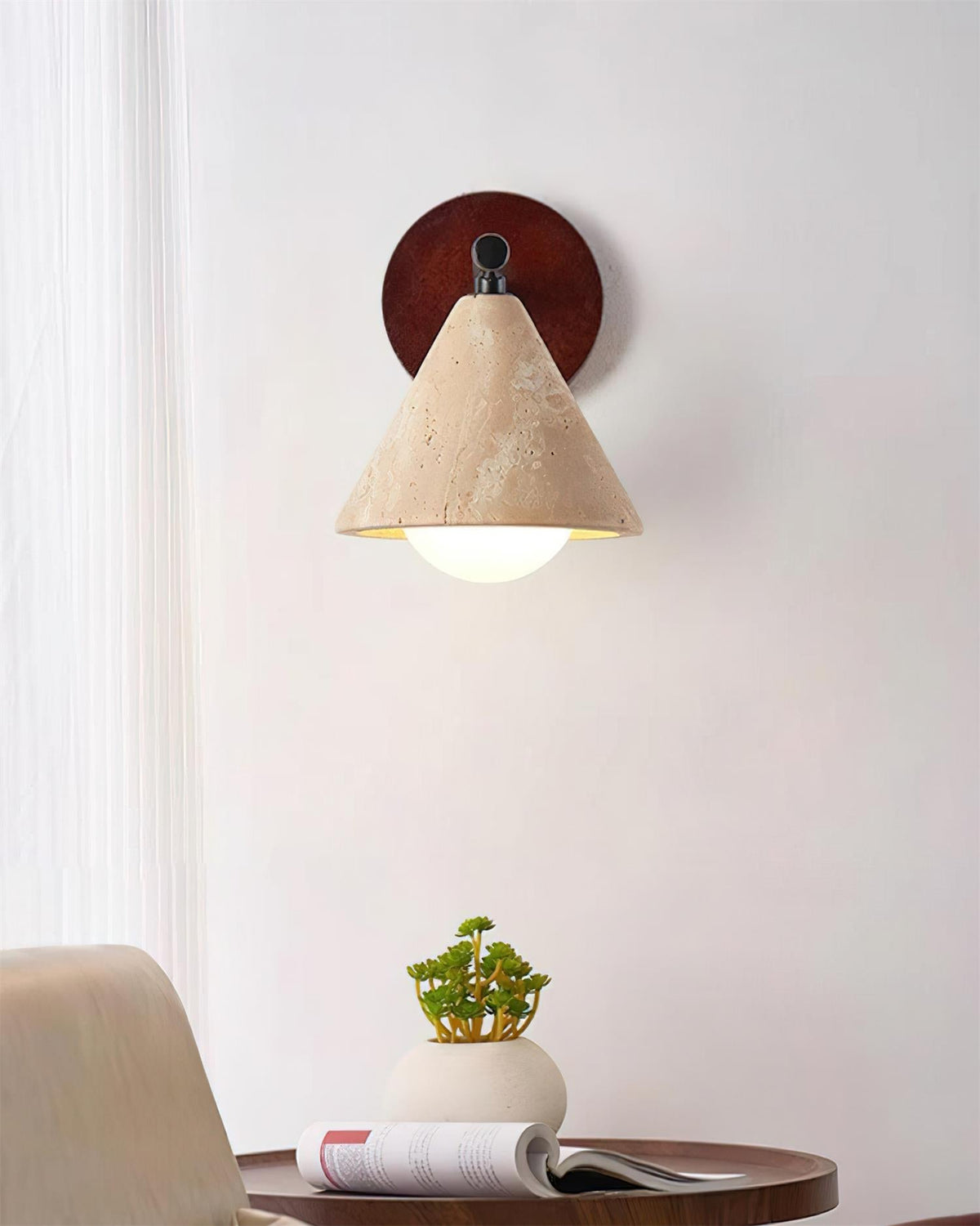 Varen wandlamp driehoekige conische kap van travertin