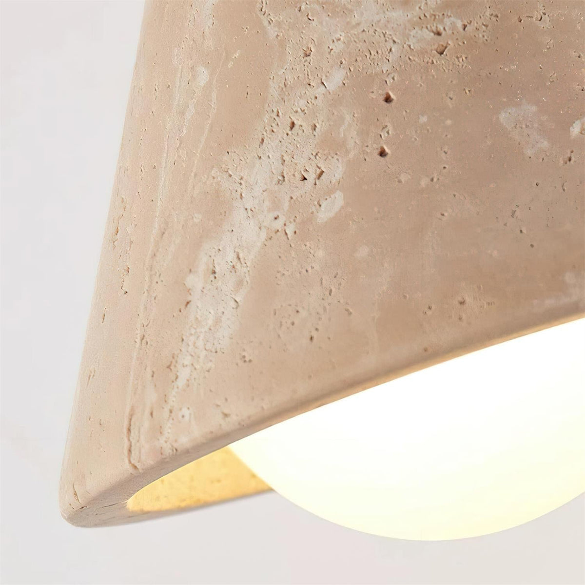 Varen wandlamp driehoekige conische kap van travertin
