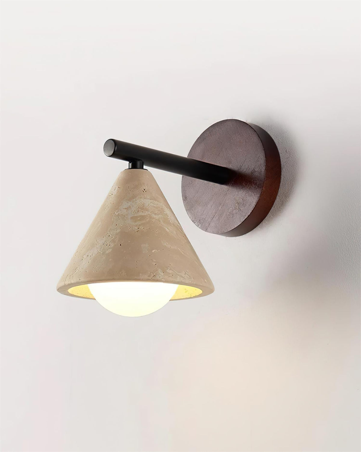 Varen wandlamp driehoekige conische kap van travertin
