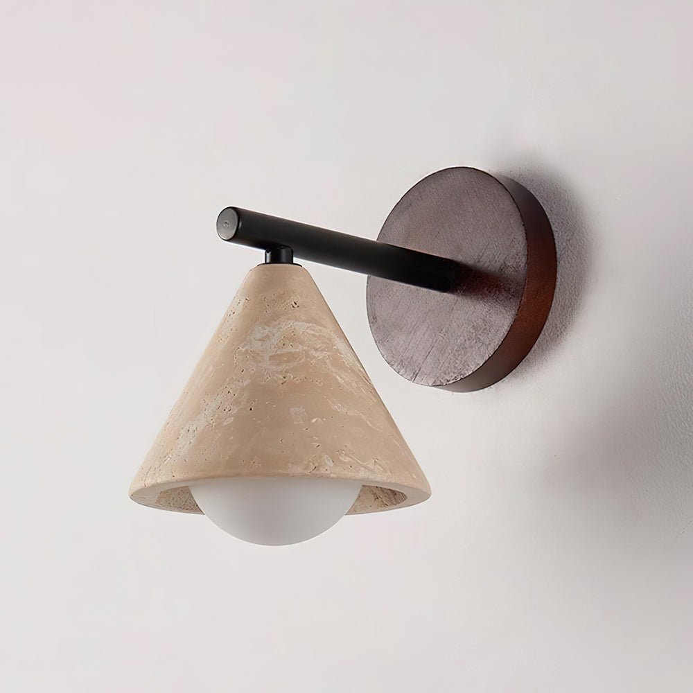 Varen wandlamp driehoekige conische kap van travertin