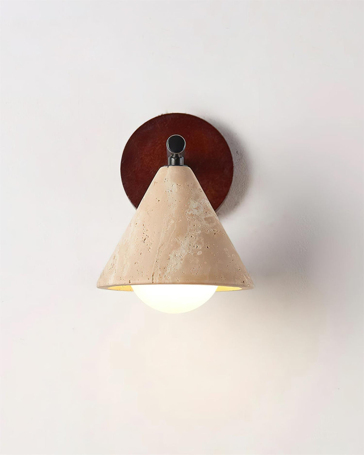 Varen wandlamp driehoekige conische kap van travertin