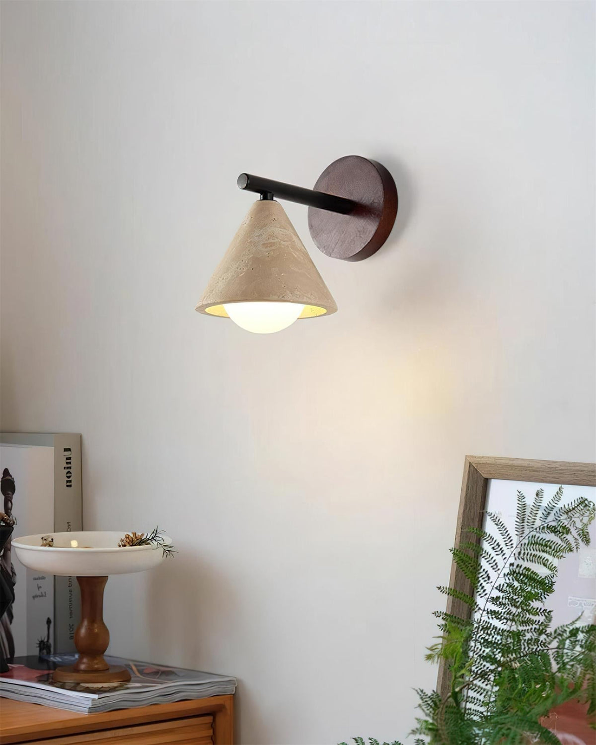 Varen wandlamp driehoekige conische kap van travertin