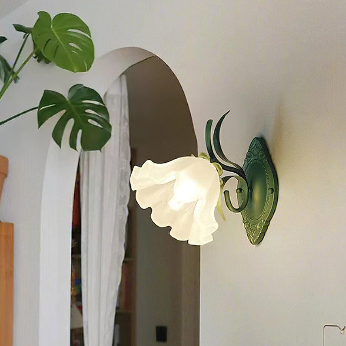 Vintage wandlamp met bloemmotief in glas voor slaapkamer en woonkamer