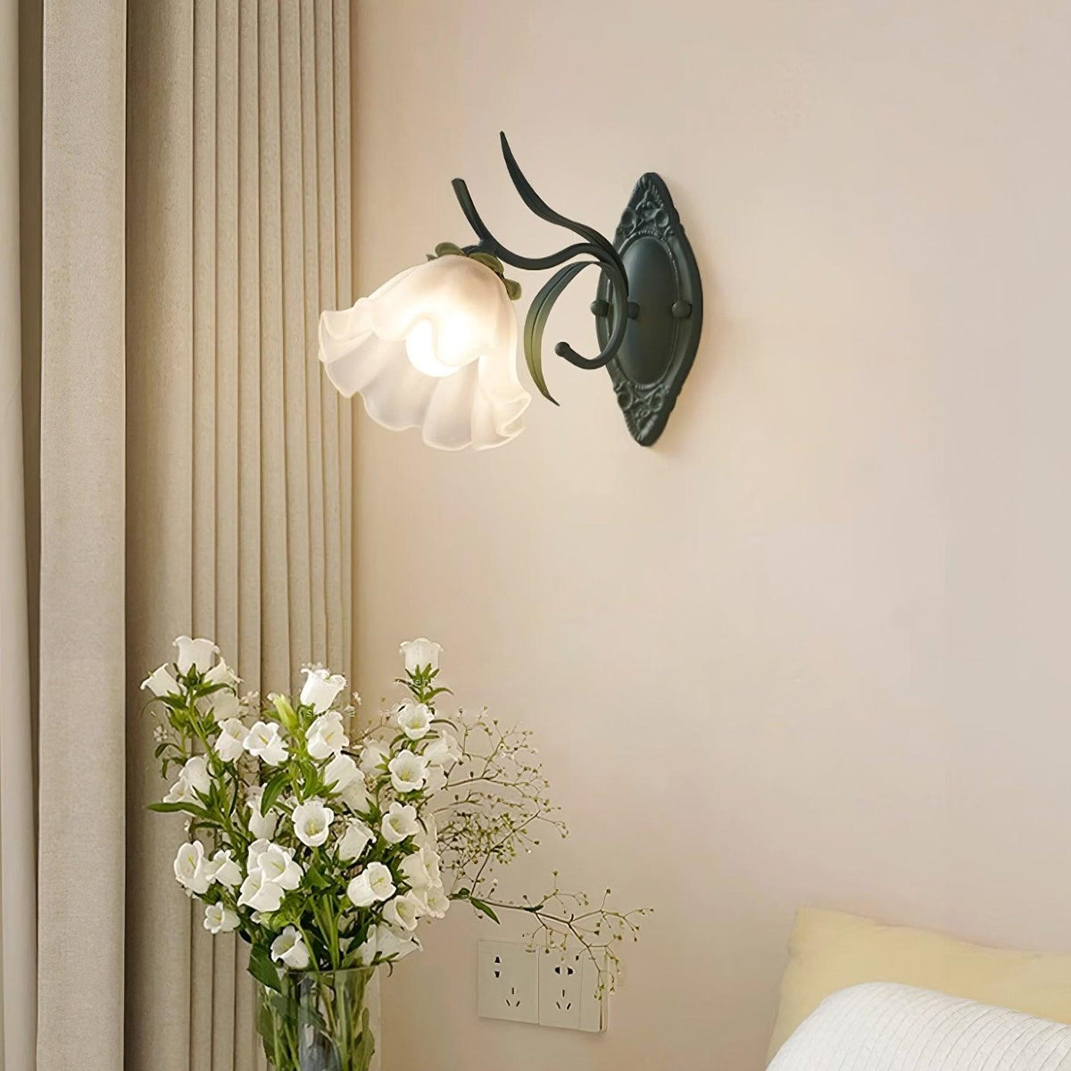 Vintage wandlamp met bloemmotief in glas voor slaapkamer en woonkamer