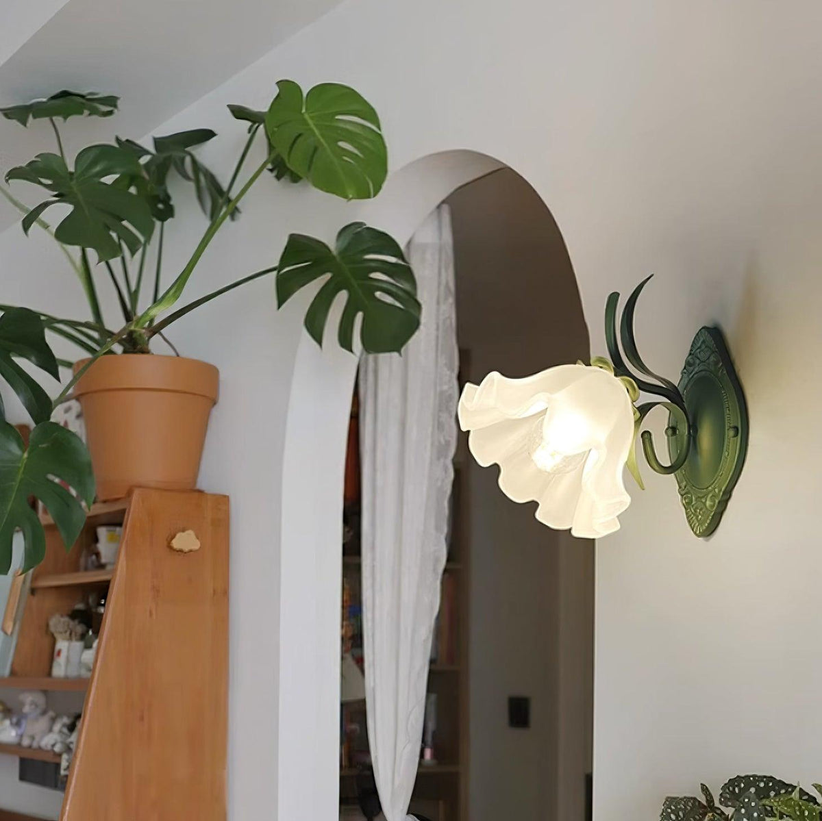 Vintage wandlamp met bloemmotief in glas voor slaapkamer en woonkamer