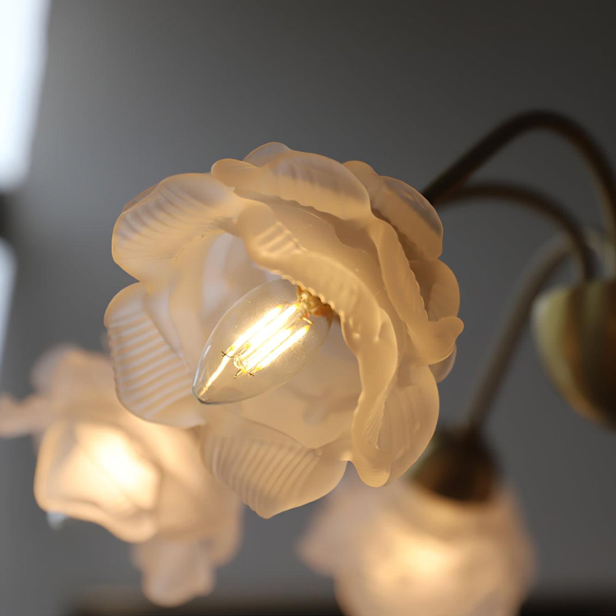 Brenis kroonluchter van messing met glazen rozenbloem