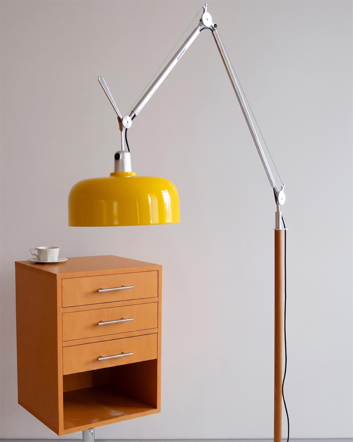Rudy vloerlamp karmozijnrood esdoornhout met beweegbare arm