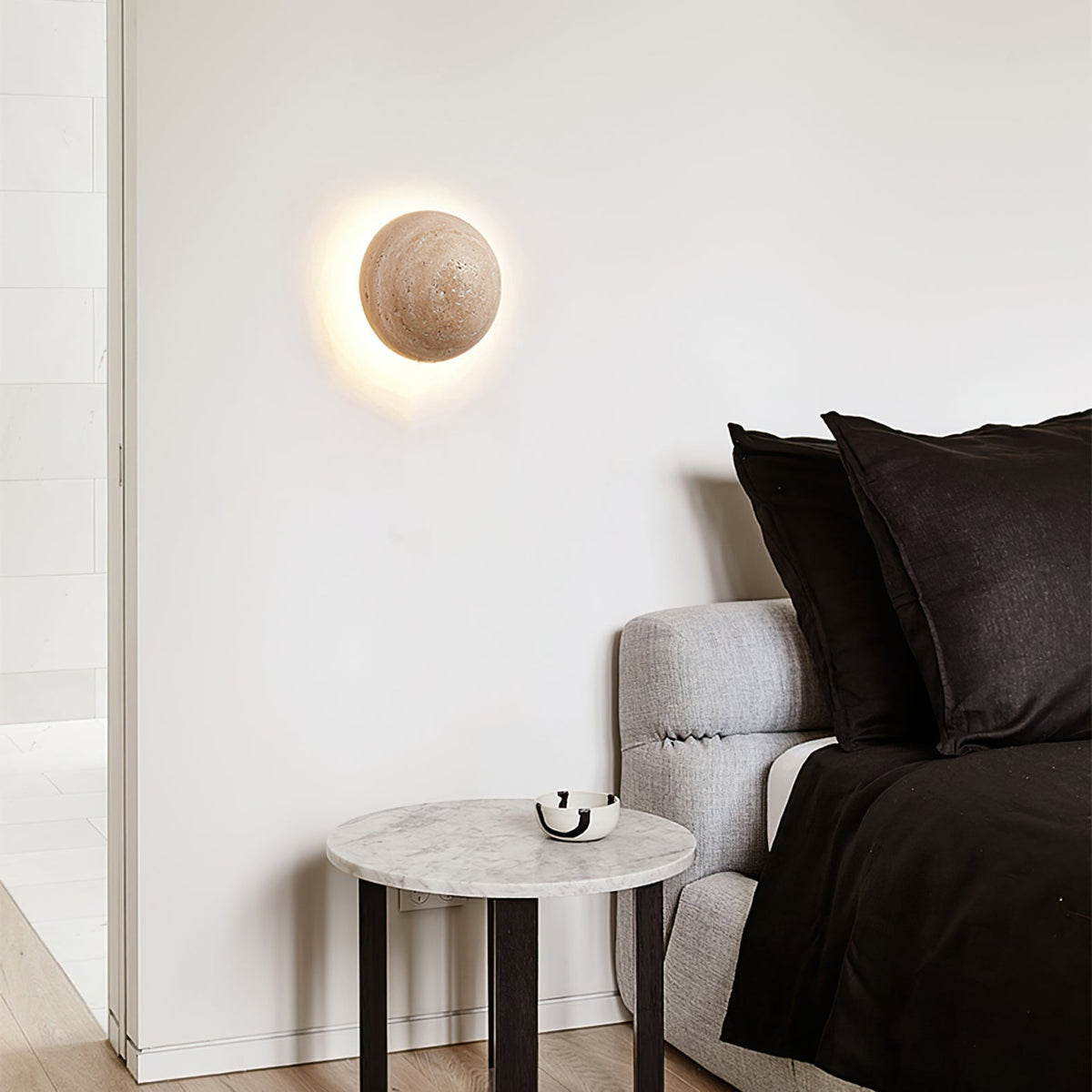 Tavenise ronde wandlamp in travertin