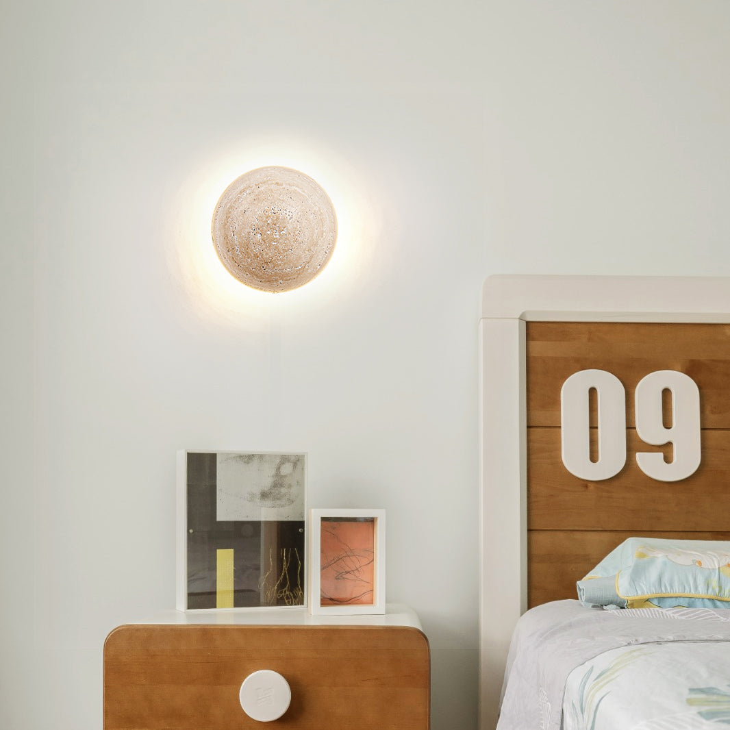 Tavenise ronde wandlamp in travertin