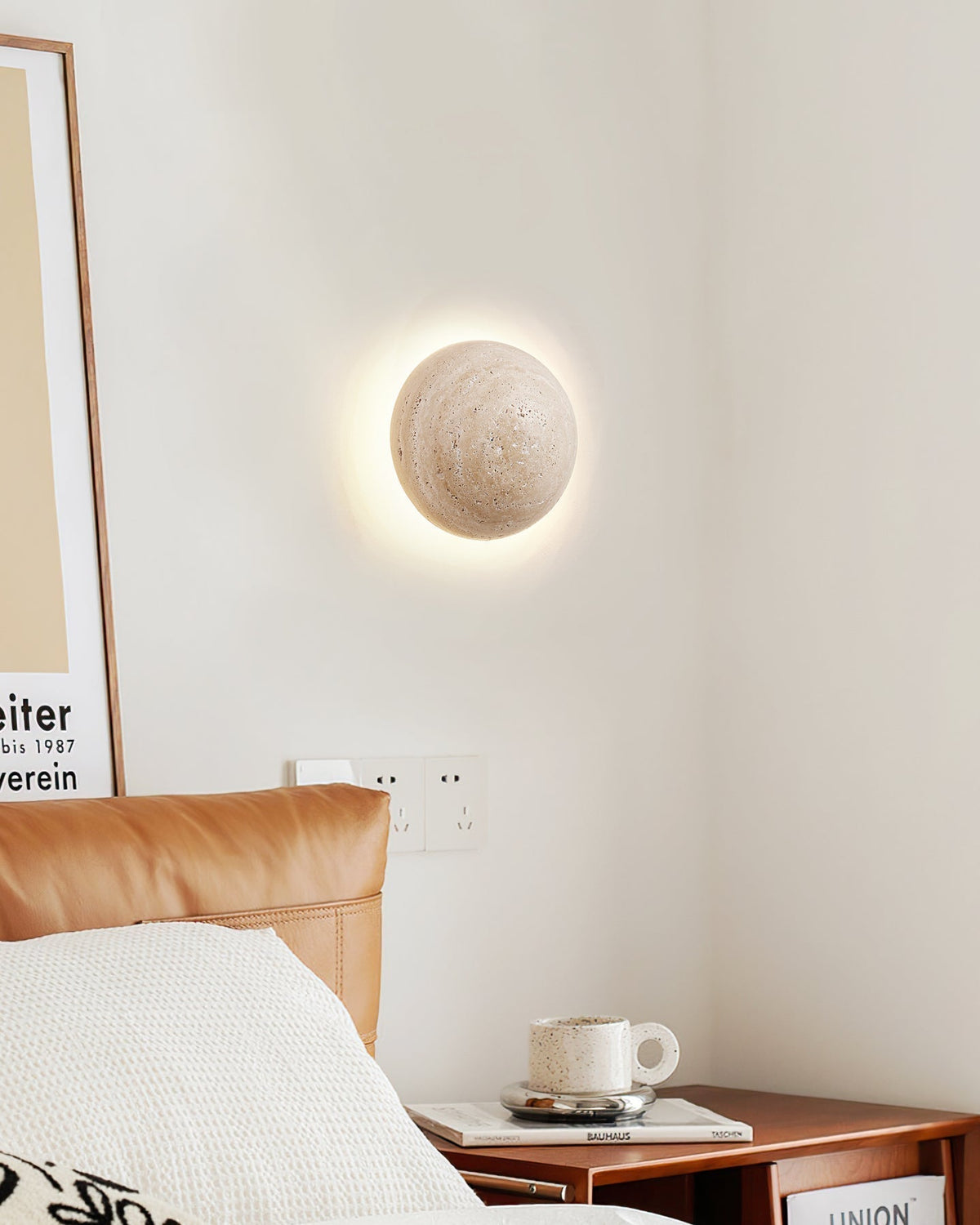 Tavenise ronde wandlamp in travertin
