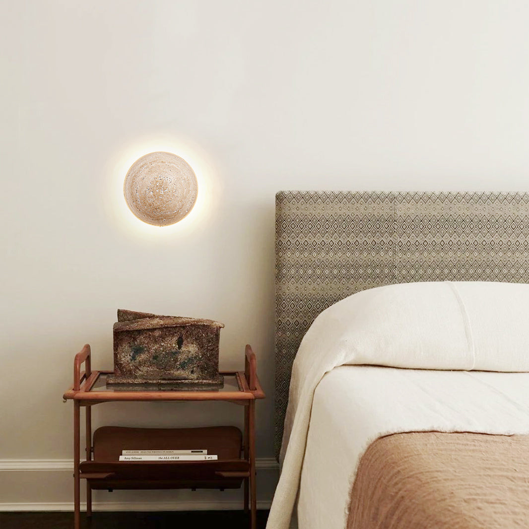 Tavenise ronde wandlamp in travertin